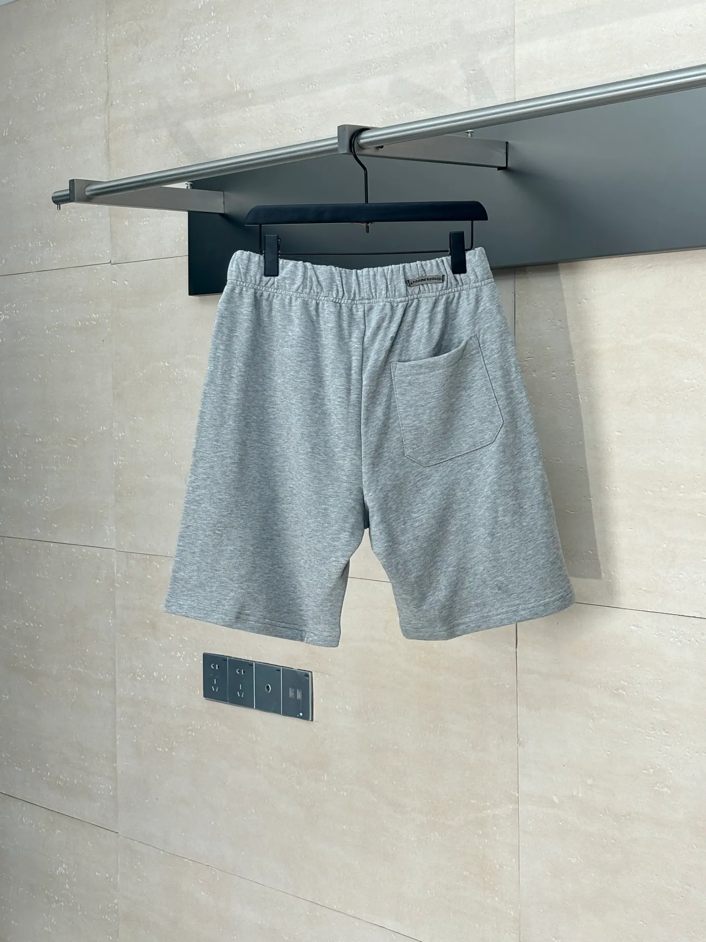 🅿️310 Come Hearts*/Cro Heart 25 new floral gray Sanskrit logo shorts. Custom dyed floral gray fabric according to YB. The floral gray fabric is extremely expensive. There is no stock in the market. The embroidery uses imported embroidery. Customized scroll hardware accessories. Size: S/M/L